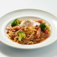 男性人気No.1！ピリ辛ソースと半熟卵を絡めて…