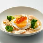 たっぷりの魚介とふわふわの卵、ほどよい辛さで、これまでのペペロンチーノのイメージを覆す一皿です。