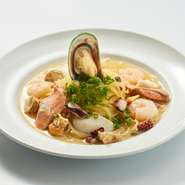 これまた具だくさん！魚介の旨みとニンニクの香りが食欲をそそります！