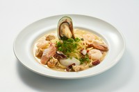 これまた具だくさん！魚介の旨みとニンニクの香りが食欲をそそります！