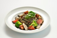 ニンニクのきいたパスタにイカ墨のアクセント！クセになります…