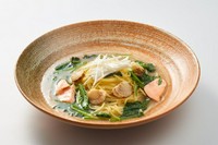 優しく仕上げた出汁と魚介の旨みが緑野菜と良く合う一皿！