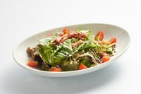 ベーコンとパルメザンチーズの相性が抜群のサラダ