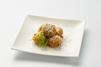 イカ墨ソースのシチリアとナポリ名物のライスコロッケ