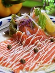 スモークサーモンとフレッシュ野菜のカルパッチョ