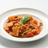 当店自慢のトマトソースに、バジルソースのアクセント！