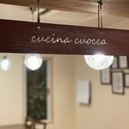 スモークサーモンに地元の新鮮な野菜が添えられ、鮮やかなピンクとグリーンが見た目にも楽しい料理です。
