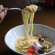 暖かい灯りで食事の雰囲気をリードします