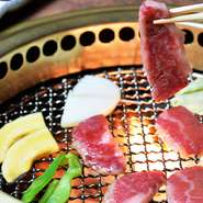 肉の旨味を倍増させる自家製の秘伝タレが自慢