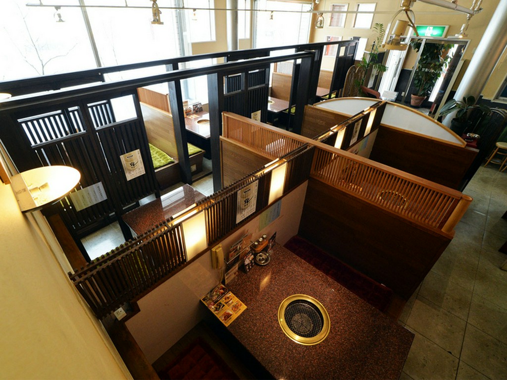 テーブル席も全て仕切りがついた半個室空間