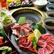 お肉3種と、サラダ、キムチ、ご飯、スープ、ドリンク、デザートまで含む、家族連れに嬉しいセットです。