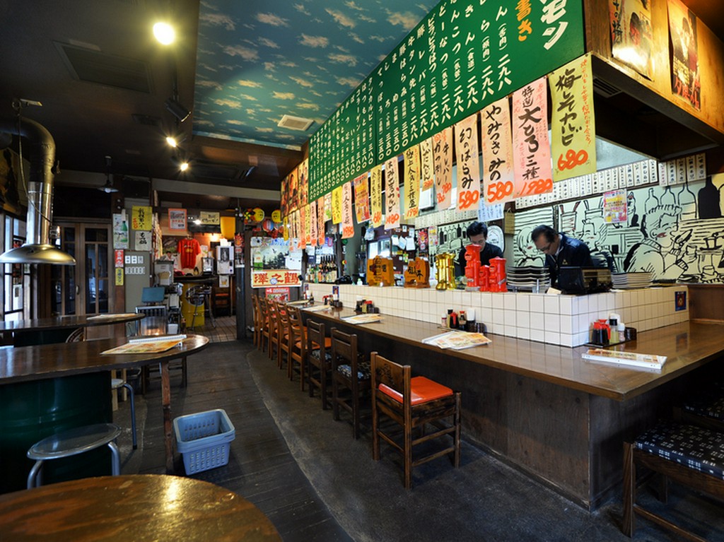 スタッフの方が元気に迎えてくれる店内。各種お酒も取り揃え