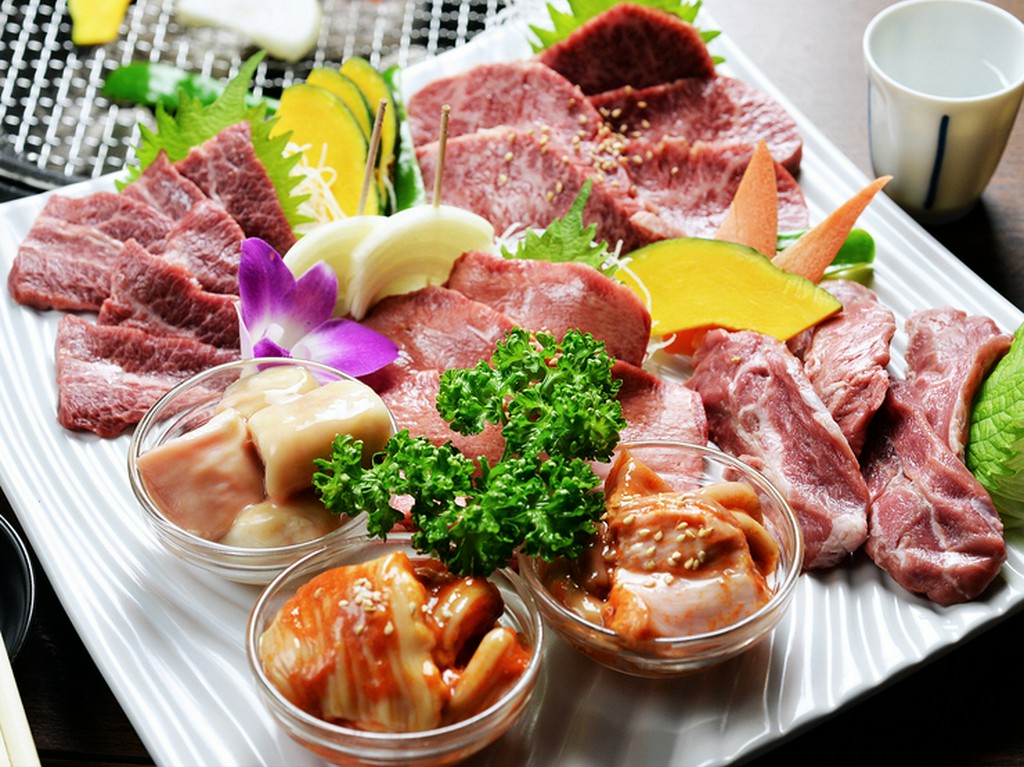 大人気のホルモンをこれ一つで味わえる『大将お勧め七種盛り』