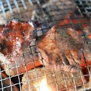 お肉屋さんの会社から生まれた【ホルモン横丁】。厳選した新鮮なお肉が安く食べられるのが大きな魅力です。