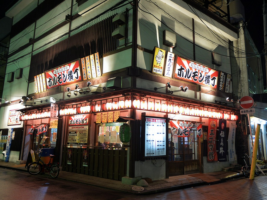 レトロな雰囲気が魅力的な『ホルモン横丁』