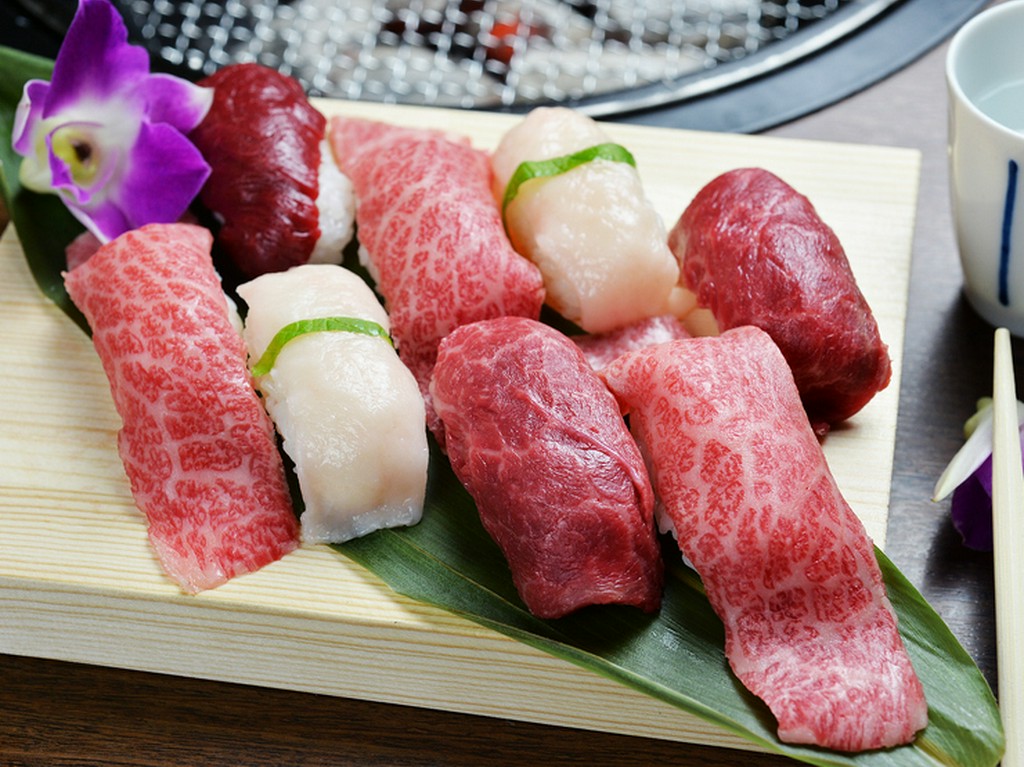 濃厚な旨味をお寿司で楽しめる『お肉の握り　竹』