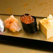 寿司会席の中の本日のおすすめ寿司3貫（左からサンマ・赤貝・イクラ）
季節によっておススメも変わります。