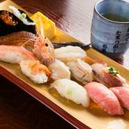 世界三大漁場の一つで「魚の宝庫」と呼ばれている金華山沖漁場でとれた、旬の魚介類が堪能できます。

握り寿司11貫
