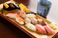 世界三大漁場の一つで「魚の宝庫」と呼ばれている金華山沖漁場でとれた、旬の魚介類が堪能できます。

握り寿司11貫