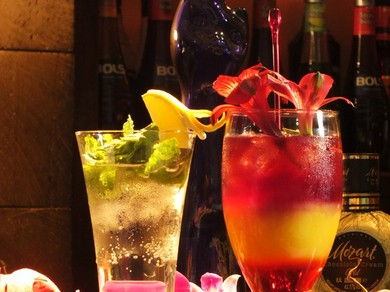 記念日のサプライズやカクテルの豊富さで女性に人気のバーです