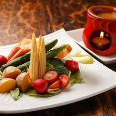  こだわりの自家製ソースで食べる『彩り野菜のバーニャカウダ』