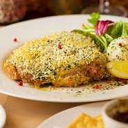 パン粉が肉の旨みを逃がしません。ハーブの香りとスパイスの辛さで、個性的なおいしさに。