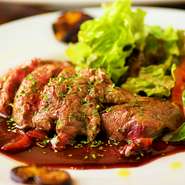 ポートワインにいちじくなどを煮詰めた甘めのソース。牛フィレ肉との相乗効果で、旨みがたっぷりです。
・シャトーブリアン：1,780円
・テット／テゥルヌド：1,200円
・フィレ・ミニョン：980円