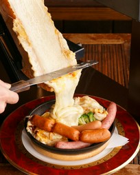 新登場！今話題のラクレットチーズ付き豪華ご宴会コース4,400円7品※単品も可能！1,080円～
