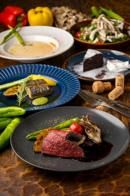 牛イチボステーキ・旬魚など、高級食材をふんだんに取り入れたコース ドリンクのカクテルが500種以上