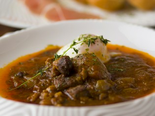 長時間かけて柔らかく煮込んだ『牛バラ肉の赤ワイン煮込み』