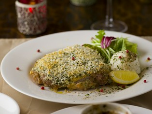 どんな料理も赤ワインに合わせやすくするトマトや香草