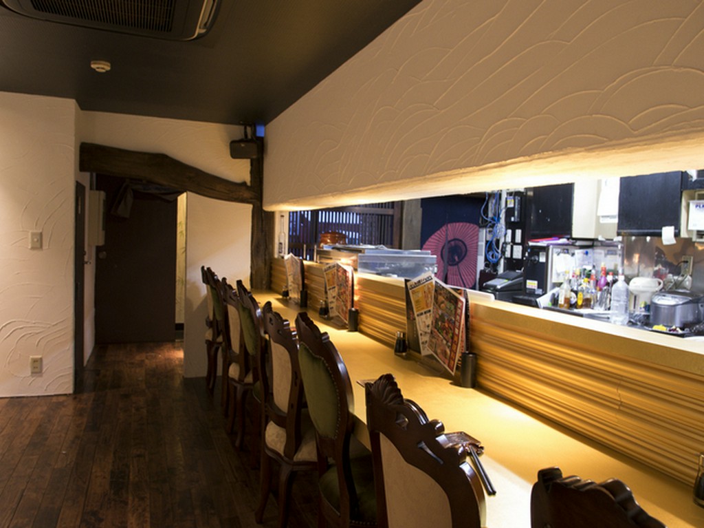 ひとりでも気兼ねなく利用できる1階のカウンター席