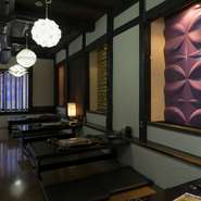 いたるところにセンスが光るオシャレな店内の、様々な種類の照明も魅力的。日常を忘れてカップルやグループで過ごすもよし、あらゆるシーンに利用できるおすすめのお店です。