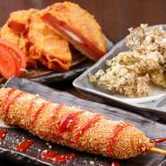 日本全国、地方のご当地料理を再現した『再現料理』。チーズドッグやハムカツ、中には鶏もつ煮といった珍しい逸品も。バラエティ豊かに、多彩な料理を満喫してみてはいかがでしょう。