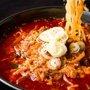 ピリ辛の味わい深いスープも絶品の焼肉屋メニュー。〆はもちろん、小腹が減ったときにもおすすめ。