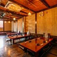 夜の17時から朝の8時まで営業している【我楽多　再現FACTORY　駅前交民館】。いつ訪れてもおいしい食事を楽しめる、憩いの居場所です。デートや宴会、気軽な1人ご飯まで、多彩に活用してみてはいかがでしょうか。