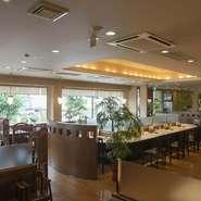 広々とした店内は、毎日掃除を徹底しているため清潔感があり、女性の方でも汚れを気にせず落ち着いてお食事を楽しむことができます。