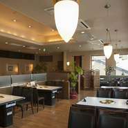 ホールは席と席の間や通路に十分なゆとりを持たせているため、一席一席がゆったり広々しています。壁や天井もシックな色使いをしているので落ち着けます。