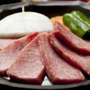 肉は基本的に注文が入ってから切り出すため、新鮮で美味しさが損なわれません。サラダ、一品料理、ご飯もの、麺類などと合わせて、ご友人やご家族皆様でワイワイとお楽しみください。