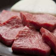 厚みのある霜降りジューシーな肉は、まるでステーキを食べているような味わいです。