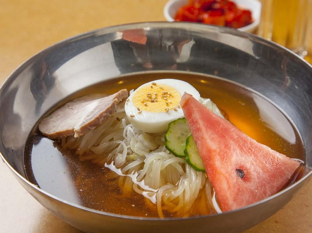 特製スープで味わう冷麺。辛さの調節はお好みで