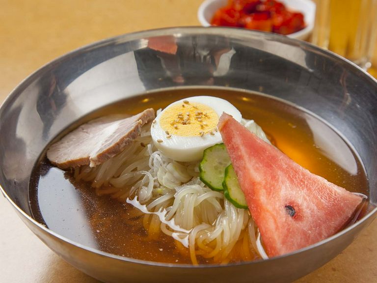 特製スープで味わう冷麺。辛さの調節はお好みで