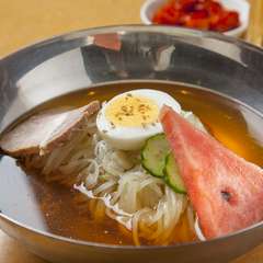 特製スープで味わう冷麺。辛さの調節はお好みで