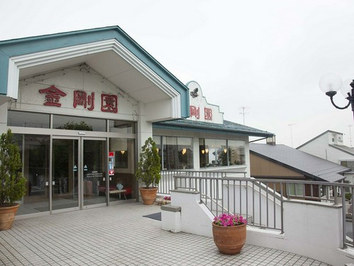 清潔感のある白い壁が目印です