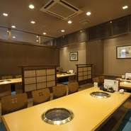 フローリングの大部屋は50名様までご利用可能。壁には韓国の絵画が飾られ、落ち着いた色調のお部屋です。