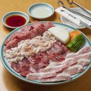 4種類の肉に野菜もついてボリューム満点！　肉は塩、タレ各々2種類ずつ。いろいろな味が楽しめます。おトク感があり、グループやファミリーに人気のセットです。