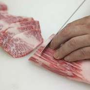 ランクの高い肉を使用するだけではなく、その中でもこれまでの経験から培ってきた『自分の目』を通じて、本当に良いと思ったものを選別し、仕入れています。