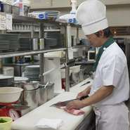 誠意をもって調理にあたることを心掛け、どうしたらお客様に喜んでいただけるかを常に考えるようにしています。