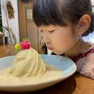 お米を主食に育った黄身まで白い高級ブランド卵・青い森のこめたまを使用。ソースにはチーズをたっぷりと溶かし込みトリュフパウダーやエディブルフラワーを贅沢にあしらったワンランク上のオムライスです。