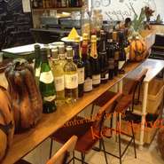 イタリアンワインを中心に、フランス、今話題のアメリカンワイン等、厳選したワインを取り揃えています。ペルチェ方式のワインセラーで保存されているのでいつでもベストな状態のワインをお楽しみいただけます。